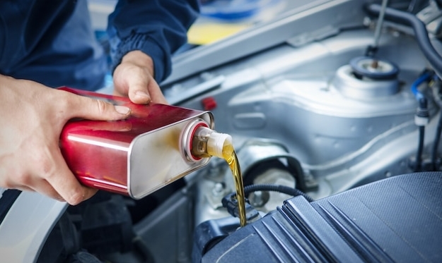 Профессиональная замена масла в двигателе: важность регулярного обслуживания